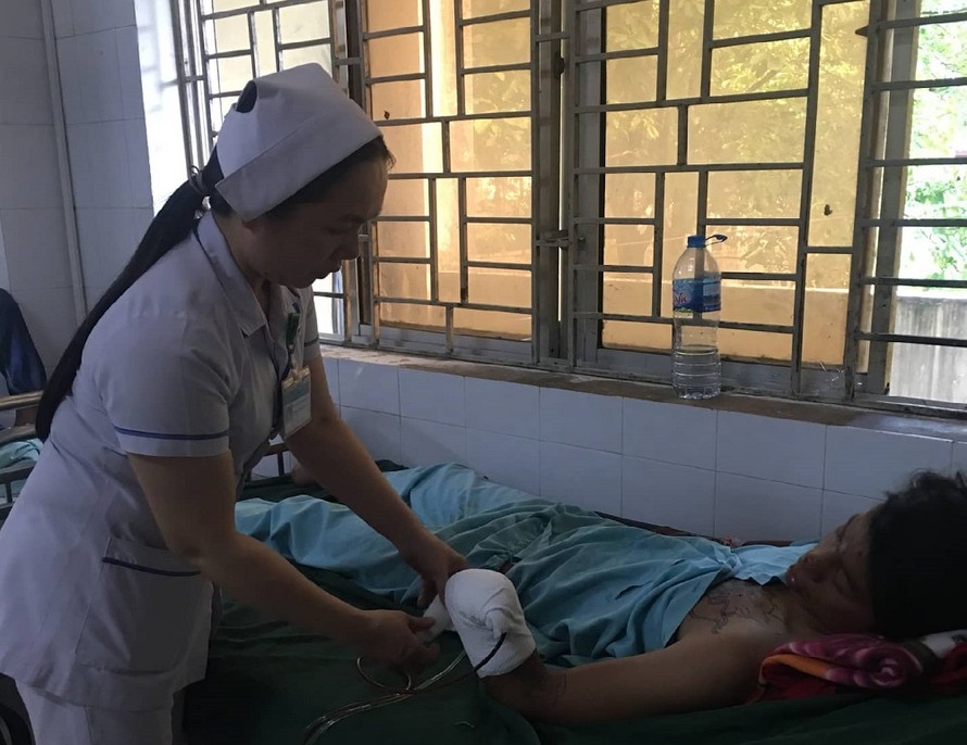 Bệnh nhân bị dập nát bàn tay do điện thoại phát nổ trong lúc sạc pin.