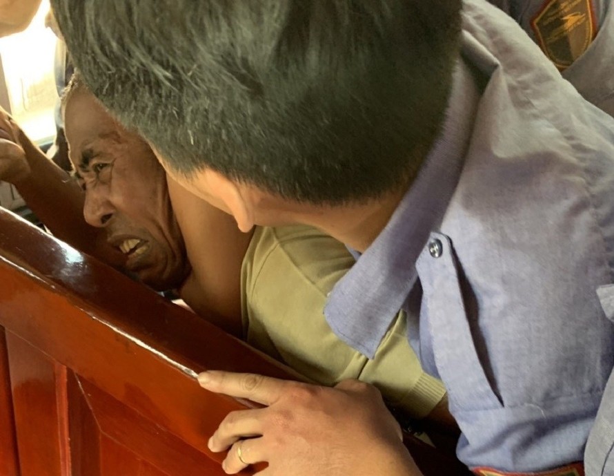 Người đàn ông bị khống chế trên tàu SE8.