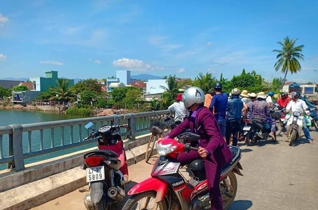 Rất đông người dân tập trung trên cầu theo dõi sự việc.