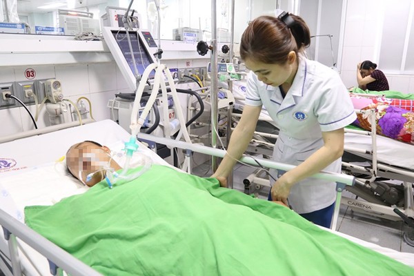 Bệnh nhân đã qua cơn nguy kịch, có thể tự thở sau 1 tuần điều trị.