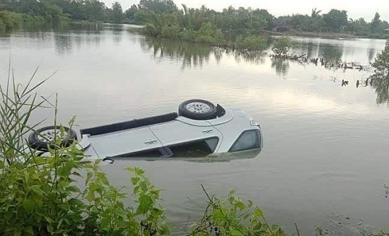Ôtô chìm dưới ao nuôi tôm khiến tài xế chết. Ảnh: Hoài An.