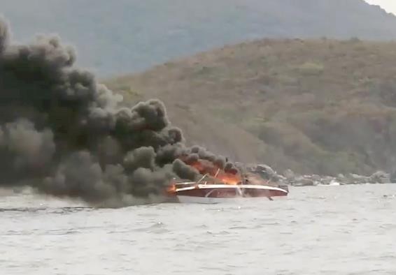Chiếc cano bốc cháy ngùn ngụt. - Ảnh: Zing.vn