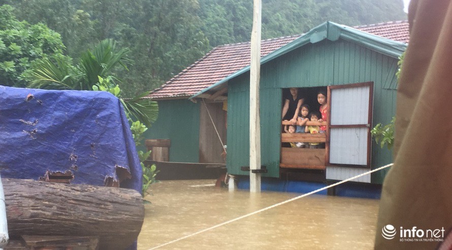 Bà con được an toàn trong nhà phao.