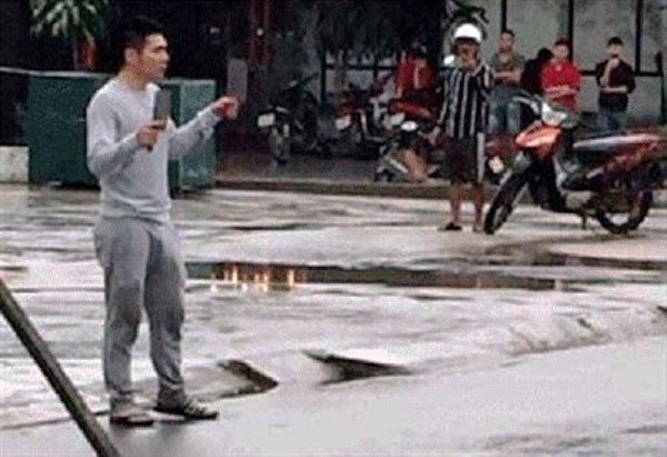 Đối tượng tay cầm 2 dao đuổi chém người đi đường. - Ảnh: Báo Giao Thông