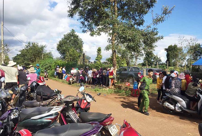 Người dân thôn 2 (xã Chư Á) tập trung ở nhà của ông Năm, nơi phát hiện đôi vợ chồng đã tử vong. - Ảnh: Tiền Phong