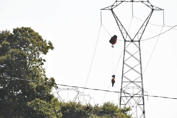 Một phi công bị vướng dù vào đường dây cao thế. (Nguồn: Metro)