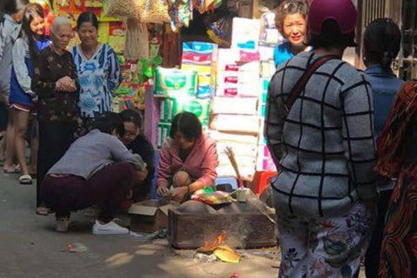 Người dân đang tiến hành lo hậu sự cho cháu bé xấu số ở ngõ Văn Chương 2. - Ảnh: Vietnamnet