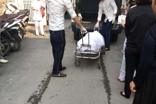 Thi thể nạn nhân được đưa đi khỏi hiện trường.