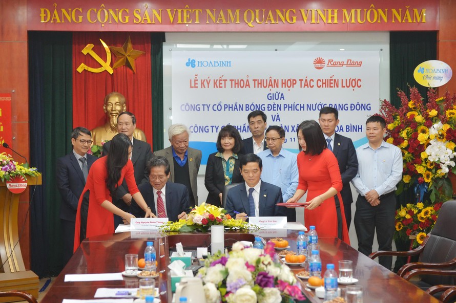 Hòa Bình ký kết hợp tác chiến lược với Rạng Đông