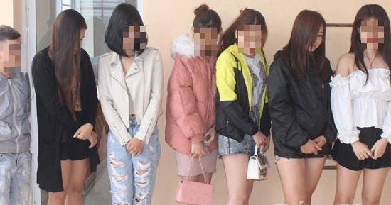 Các đối tượng bị cơ quan chức năng kiểm tra.