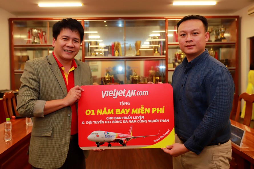 Vietjet trao thưởng cho đội bóng đá nam.
