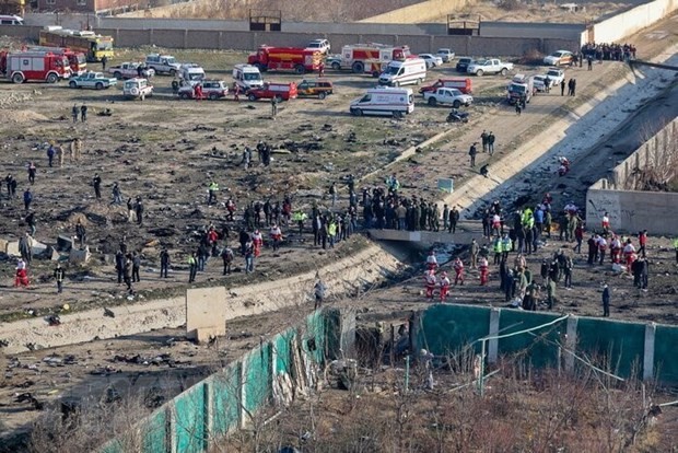 Hiện trường máy bay Boeing 737-800 của hãng Hàng không quốc tế Ukraine rơi ở Tehran. (Ảnh: IRNA/TTXVN)