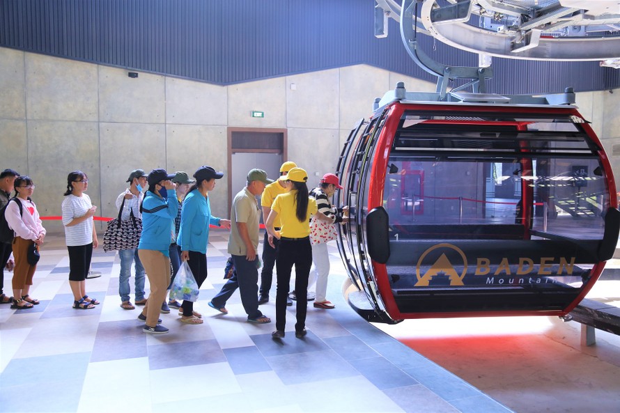 Du khách xếp hàng lên cáp treo khám phá danh thắng núi Bà Đen.