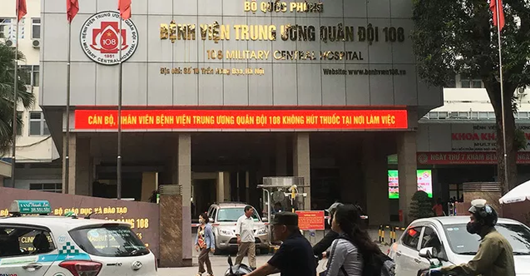 Cụ ông được đưa đi cấp cứu ở bệnh viện Trung ương Quân đội 108 vì uống nhầm nước rửa bát. - Ảnh: Tổ Quốc