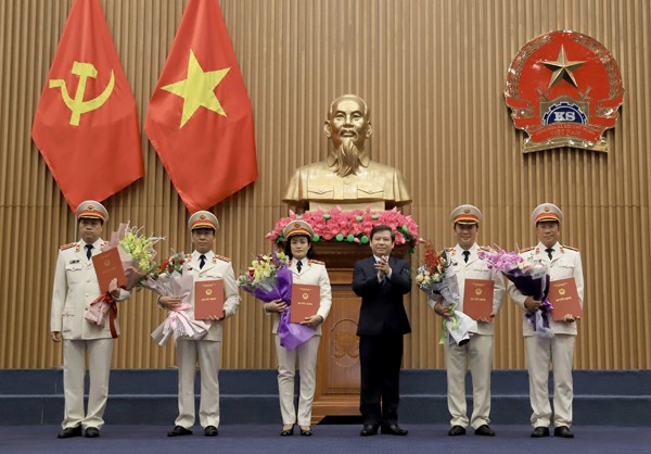 Viện trưởng Viện Kiểm sát nhân dân tối cao Lê Minh Trí trao quyết định của Chủ tịch nước bổ nhiệm Kiểm sát viên Viện Kiểm sát nhân dân tối cao