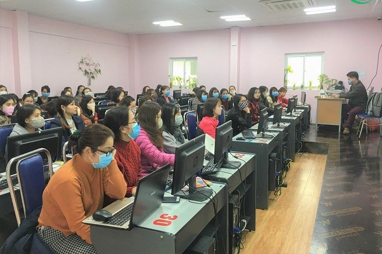 Các giáo viên Trường Phổ thông liên cấp Newton soạn bài giảng trực tuyến cho học sinh. - Ảnh: website Trường Newton.