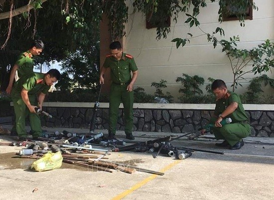 Lực lượng chức năng tiêu hủy súng tự chế. - Ảnh: TTXVN