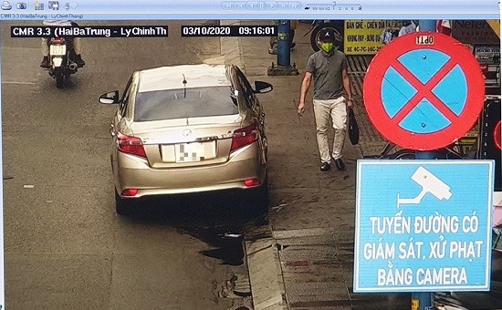 Một trường hợp dừng, đỗ phía sau bảng cấm dừng, đỗ và có khuyến cáo camera ghi hình xử phạt. - Ảnh: Giao thông