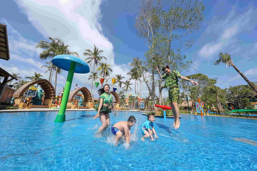 Công viên nước Aquatopia Water Park thuộc Sun World Hon Thom Nature Park sẽ tạm ngừng các trò chơi dưới nước từ 18/3