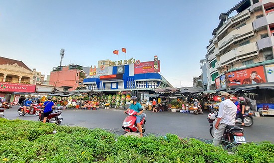 Chợ Bà Chiểu rất thưa vắng người. - Ảnh: Lê Xuân Thọ