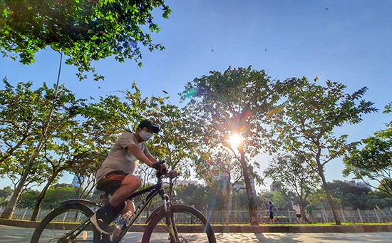 Người Sài Gòn đạp xe thể dục buổi sáng. - Ảnh: Lê Xuân Thọ