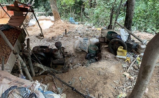 Các phương tiện, máy móc dùng cho việc khai thác trái phép quặng vàng