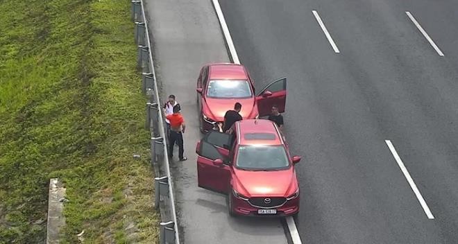 Hai xe ô tô ngang nhiên dừng đỗ trên cao tốc Hà Nội - Hải Phòng.