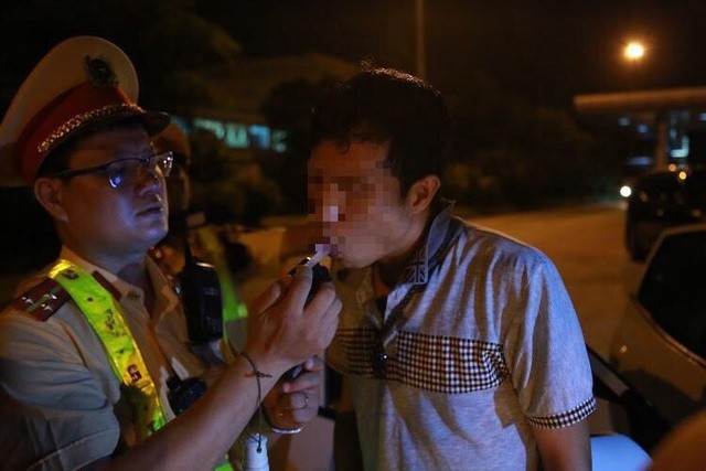 Sau nhiều lần thuyết phục, tài xế ô tô mới chịu thổi nồng độ cồn. (Ảnh: Cục CSGT)