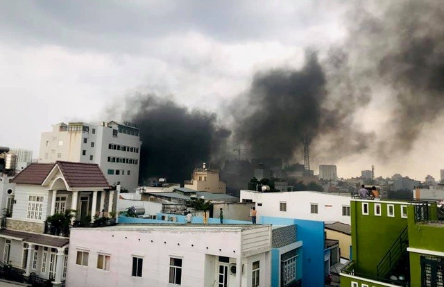 Khói đen bốc lên từ đám cháy. - Ảnh: Dân Trí