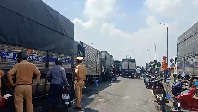 Các phương tiện dính chùm giữa đường.