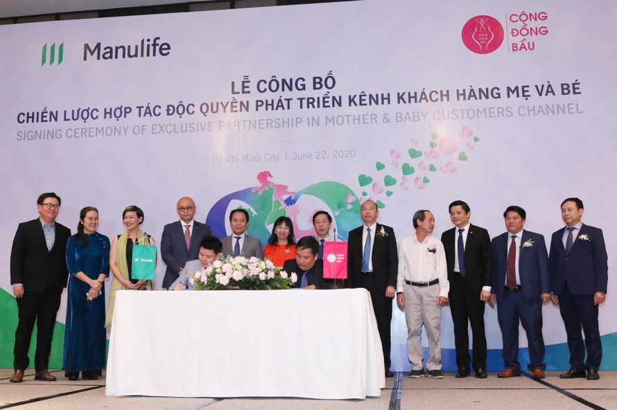 Đại diện Manulife Việt Nam và Cộng Đồng Bầu ký kết hợp tác đồng quyền phát triển kênh khách hàng mẹ và bé