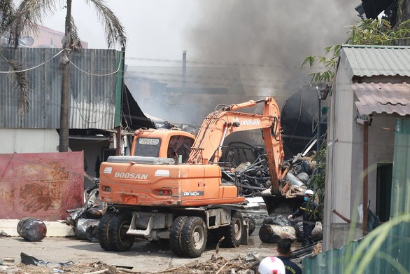 Hiện trường vụ cháy kho hóa chất xảy ra sáng 30-6, đến 10h30 mới khống chế được đám cháy - Ảnh: Tuổi Trẻ