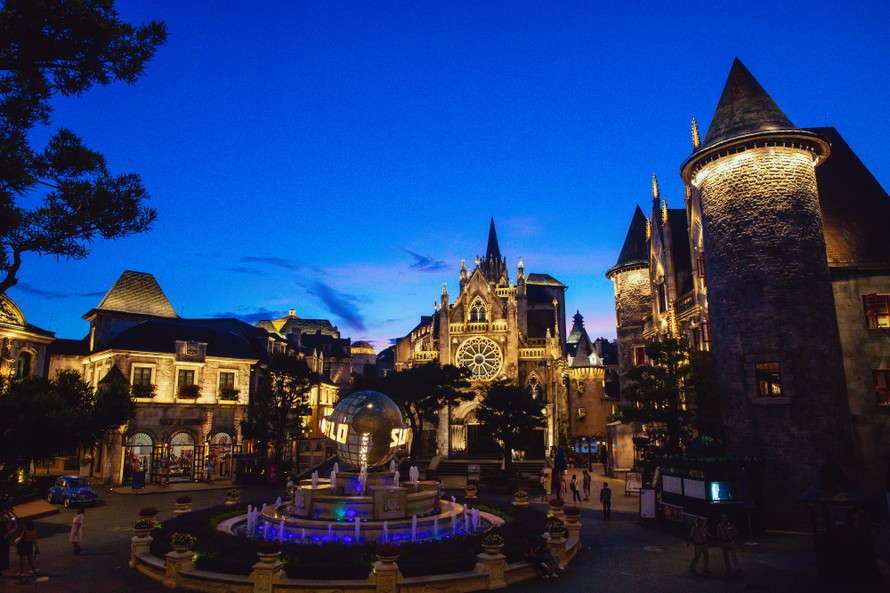 Trót lỡ hẹn ban ngày, bạn sẽ thấy mình may mắn khi chọn khám phá Bà Nà Hills về đêm