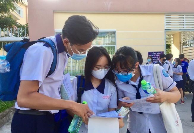 Thí sinh thảo luận sau giờ thi môn Tiếng Anh. - Ảnh: PLO