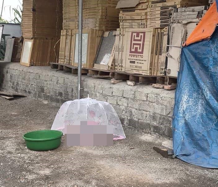 Hiện trường vụ bé sơ sinh bị bỏ rơi, buộc kín trong túi nilon.