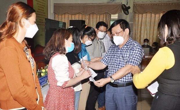 Ông Thái Viết Tường, Giám đốc Sở GD-ĐT tỉnh Quảng Nam, trao quyết định tuyển dụng và phân công công tác cho thí sinh trúng tuyển kỳ thi tuyển dụng viên chức. (Nguồn: thanhnien.vn)