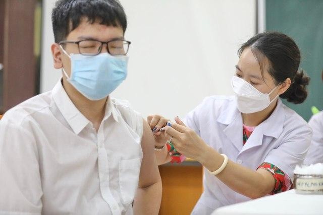 Tỉ lệ tiêm vaccine còn thấp, cảnh báo số trẻ mắc COVID-19 gia tăng