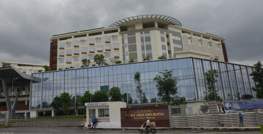 Bệnh viện Ung bướu TP.HCM thu không đủ chi, nhân viên y tế nghỉ việc nhiều