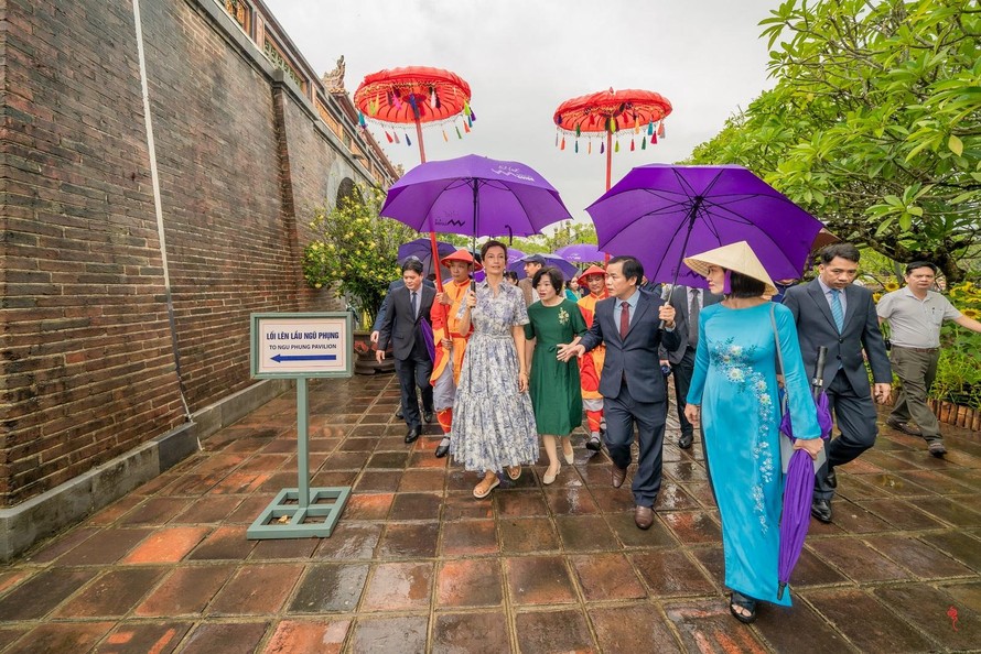 Bà Audrey Azoulay, Tổng Giám đốc UNESCO và lãnh đạo tỉnh Thừa Thiên Huế khảo sát tại khu vực Đại nội Huế