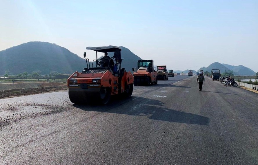 Các nhà thầu thi công cao tốc Bắc-Nam đã tập trung mọi nguồn lực thi công để đưa dự án hoàn thành theo đúng kế hoạch. - Ảnh: Vietnamplus