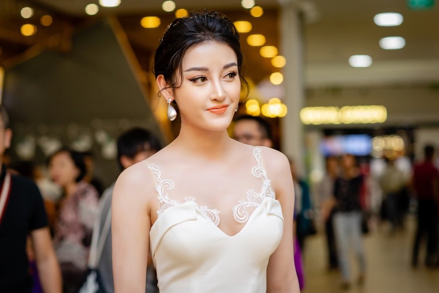 Mẹ Huyền My xách đồ, hộ tống con gái trên thảm đỏ Hoa hậu Việt Nam