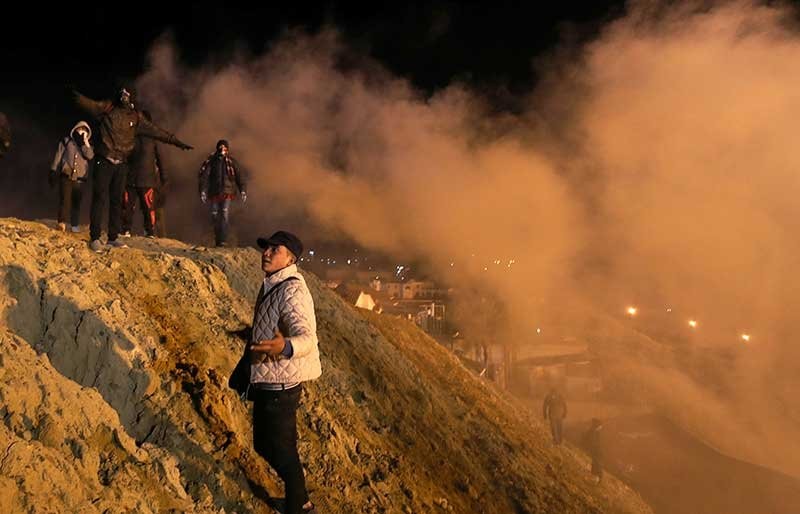 Cảnh sát biên giới Mỹ bắn đạn hơi cay vào đám đông người di cư