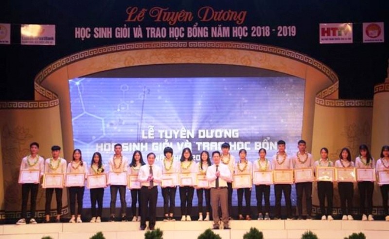 Lãnh đạo tỉnh Hà Tĩnh trao tặng bằng khen và vinh danh học sinh giỏi quốc gia.