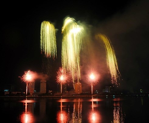 Màn trình diễn “Vũ điệu nước và lửa” của đội Nga tại đêm khai mạc lễ hội pháo hoa Đà Nẵng 1/6/2019