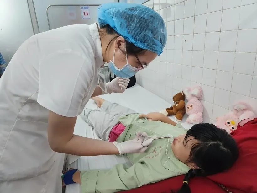 Chăm sóc vết mổ sau phẫu thuật cho trẻ. (Ảnh: Mai Trang/TTXVN)