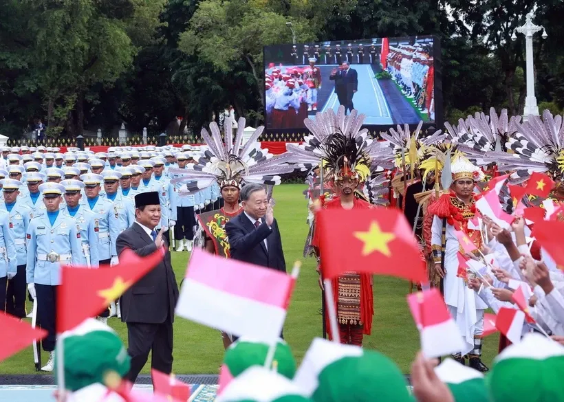 Tổng thống Indonesia Prabowo Subianto chủ trì Lễ đón Tổng Bí thư Tô Lâm tại Phủ Tổng thống ở Thủ đô Jakarta. (Ảnh: Thống Nhất/TTXVN)