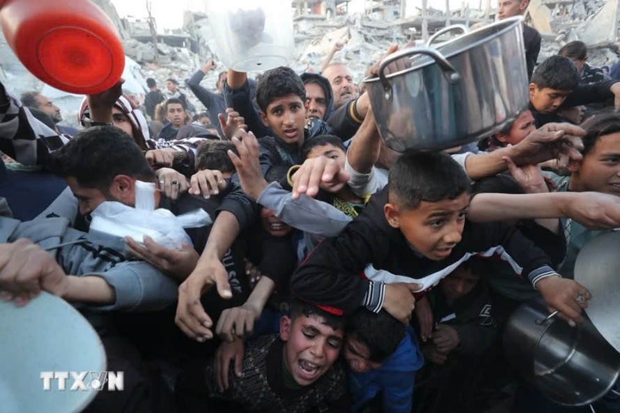 Người dân chờ được phát thực phẩm cứu trợ tại Gaza ngày 4/3/2025.