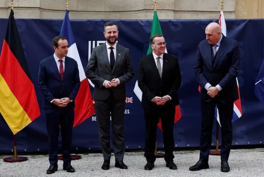 Các bộ trưởng quốc phòng tại Paris.