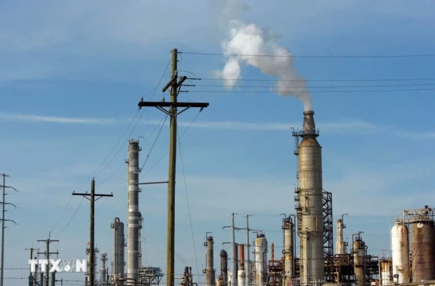 Khói thải bốc lên từ một nhà máy lọc dầu ở Houston, Texas, Mỹ.