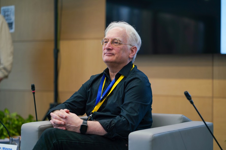 Giáo sư Wayne Holmes